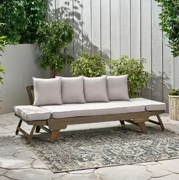 Кушетка для отдыха во внутреннем дворике с подушками для садовой мебели